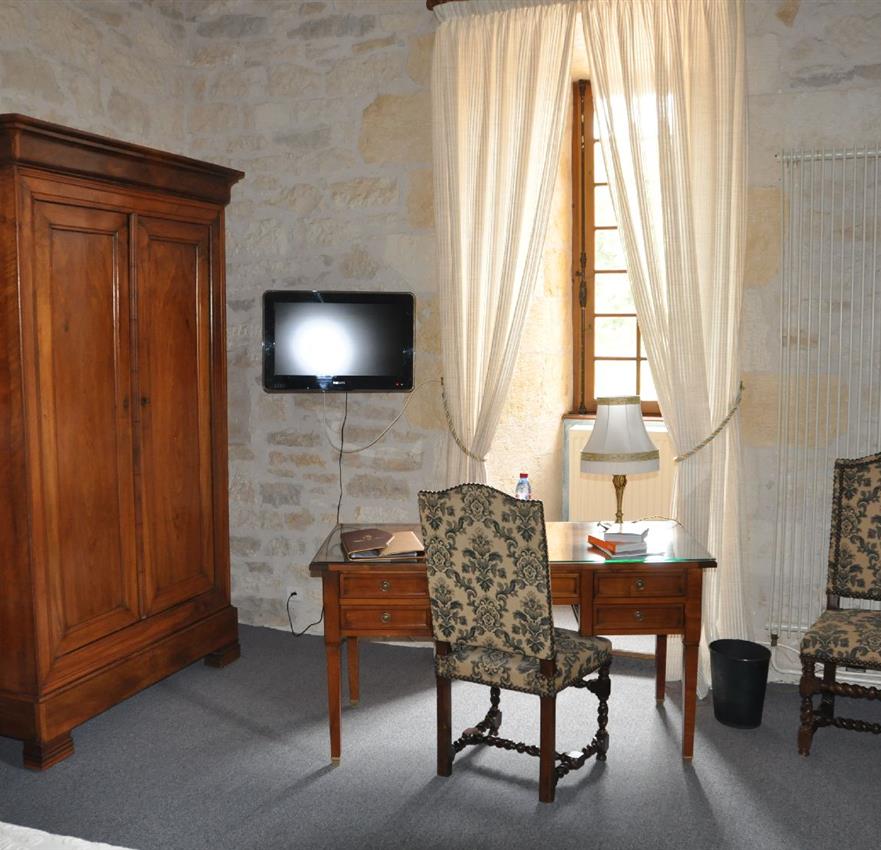Chambre Luxe en Tour au Château Hôtel 3 étoiles Restaurant La Fleunie à Condat-sur-Vezere proche des Grottes de Lascaux et Sarlat en Dordogne - Périgord Noir - Château la fleunie