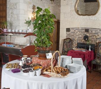 Petit déjeuner buffet au Château Hôtel La Fleunie