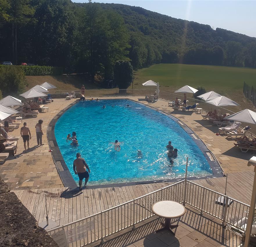 notre vaste piscine - Château la fleunie