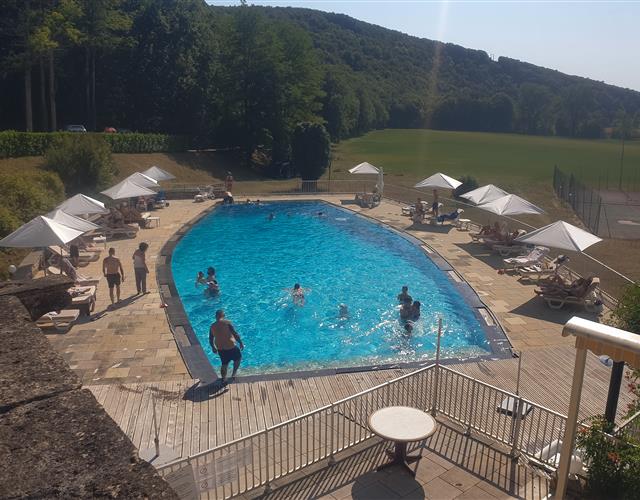 notre vaste piscine - Château la fleunie