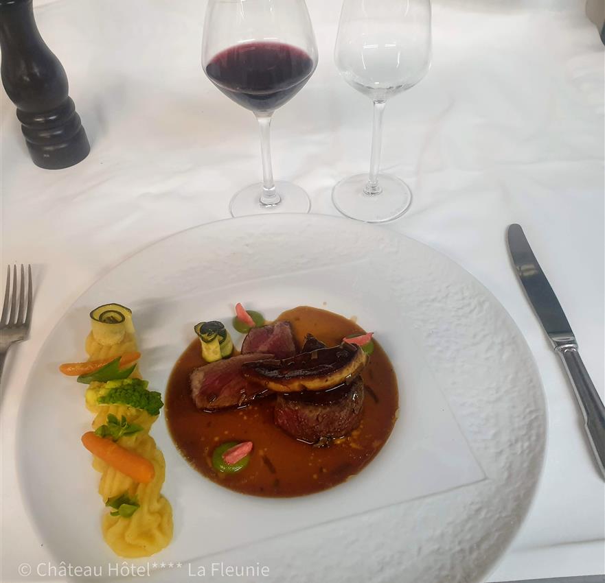 Tournedos de faux filet « Simmental », escalope de foie gras poêlée, jus réduit à la Truffe d'été,mousseline de pomme de terre aux épices douces  - Château la fleunie
